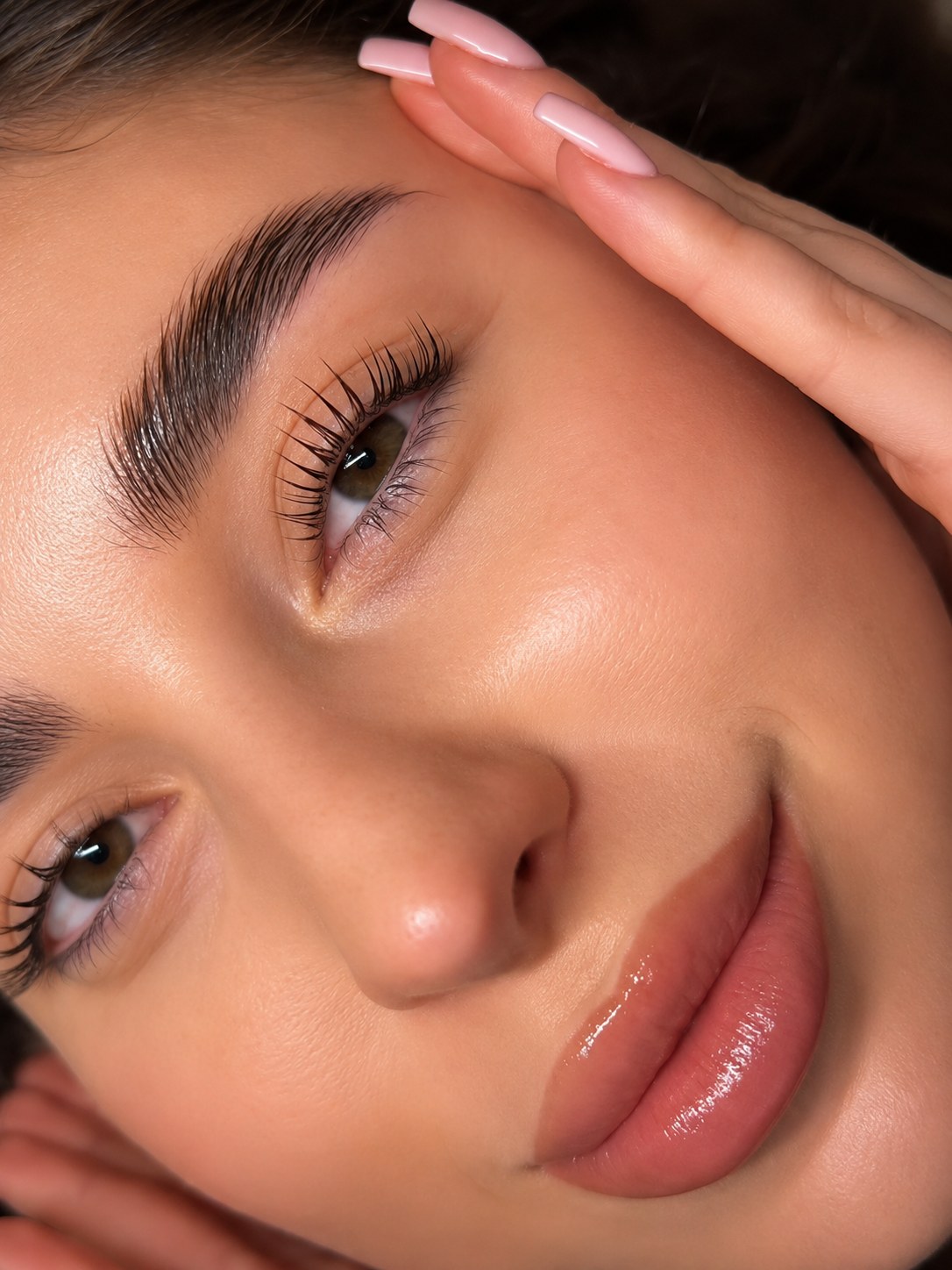 Pestañas, cejas y labios diseñados en Beauty Woman